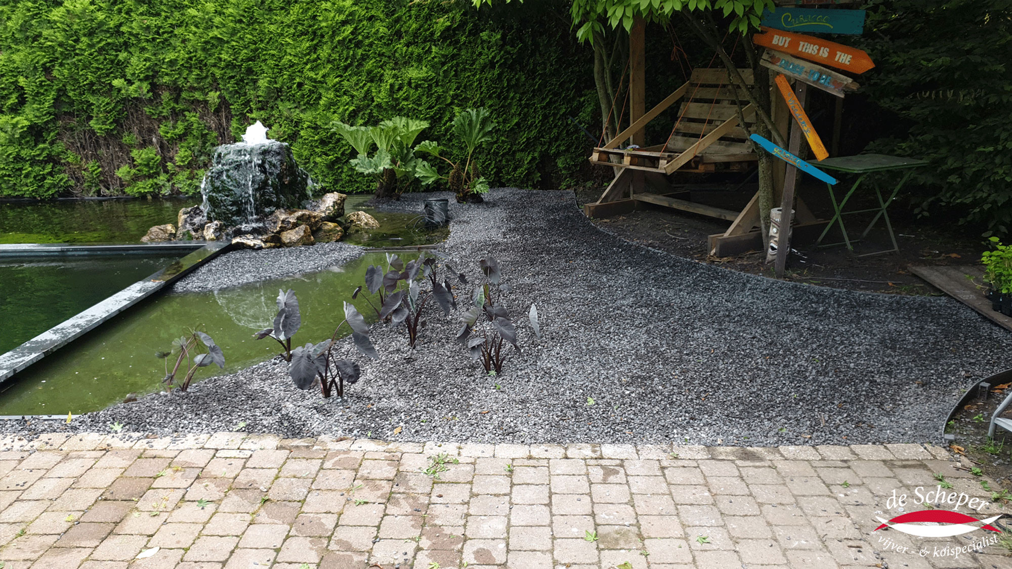 Aanleg zwemvijver met grind en plantenfilter