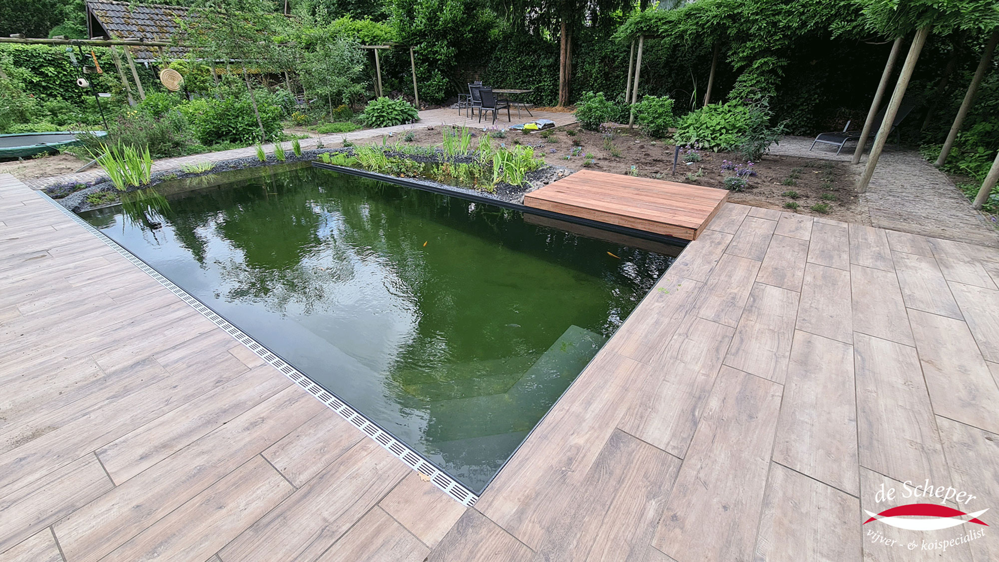 Zwemvijver polyester bak in tuin Aanleg zwemvijver polyester bak in tuin