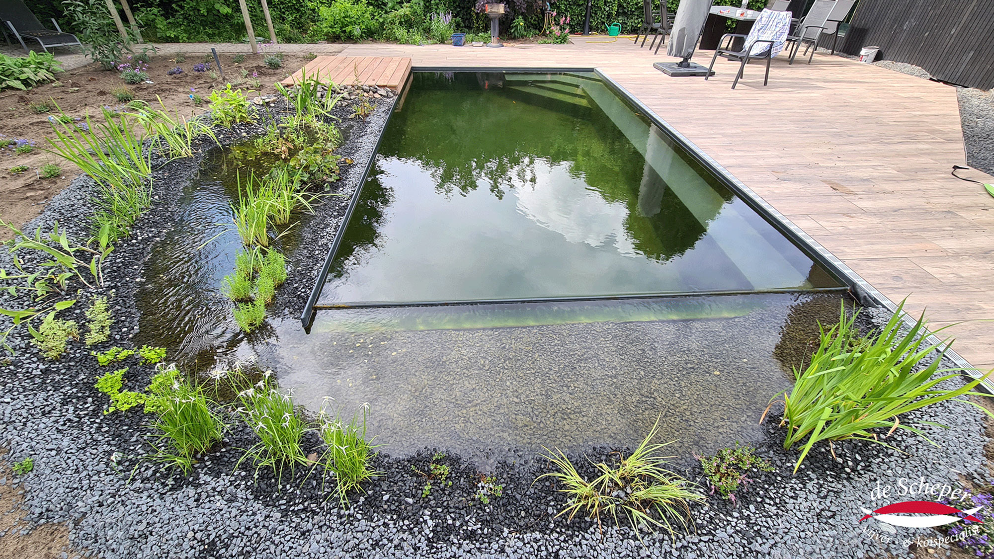 Zwemvijver polyester bak met rondom plantenfilter Zwemvijver polyester bak aanleggen