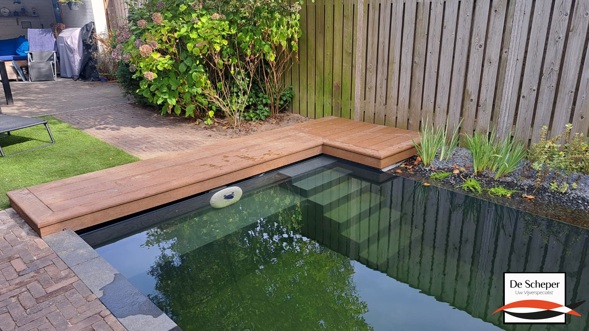 Detail van Soldeck en Verlichte Zwemvijver Detail van natuurlijke zwemvijver met Soldeck en geïntegreerde verlichting, duurzaam aangelegd met hoogwaardige materialen.