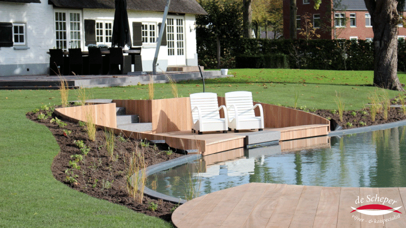 Natuurlijke Overgangen en Zitelementen Organische zwemvijver met ronde overgangen, geïntegreerde zitbanken en vloeiende vormen.