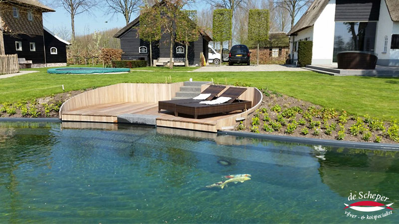 Natuurlijke Zwemvijver met Unieke Identiteit Elke prefab zwemvijver is maatwerk en uniek, met ronde vormen, zitbanken en een natuurlijk geïntegreerde uitstraling.