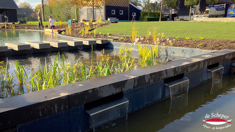 Watervallen tussen Zwemvijver en Watergang Kleine watervallen creëren visueel effect dat water uit de filter in de watergang stroomt.