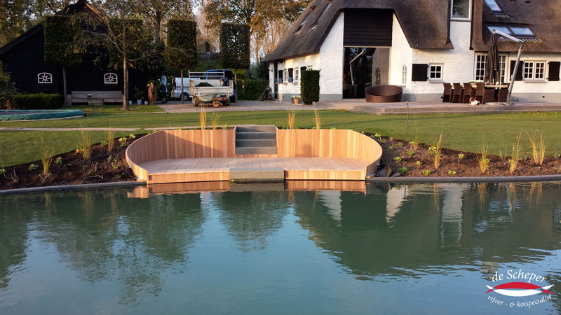 Zitbank in Organische Zwemvijver Prefab maatwerkbak met ingebouwde zitbank, afgeronde vormen en zachte overgangen in zwemgedeelte.