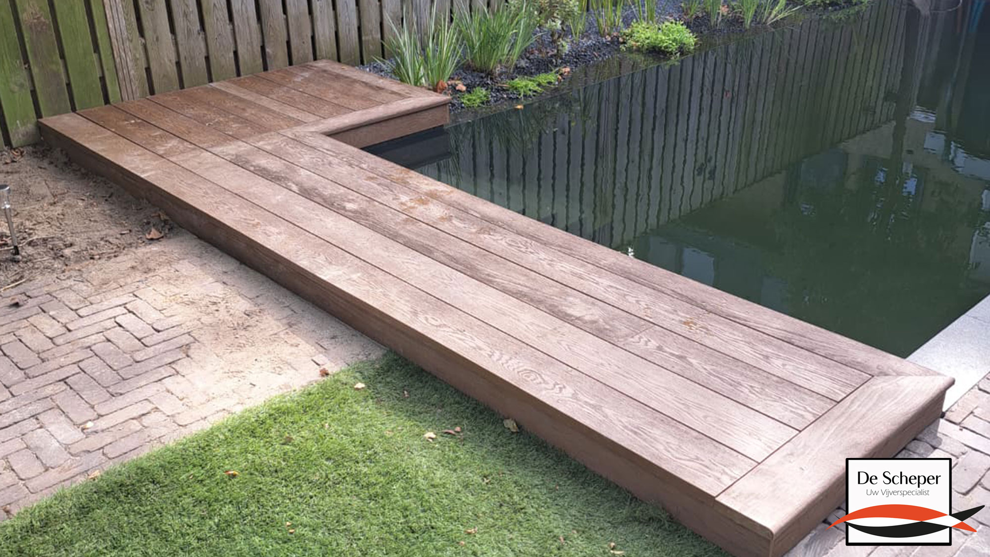 Zwemvijver met Geïntegreerde Inbouwverlichting Natuurlijke zwemvijver met subtiele inbouwverlichting onder water voor sfeervolle avondverlichting en luxe uitstraling.